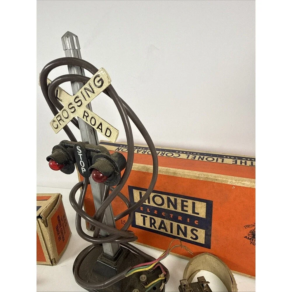 Lionel O Gauge No 154 Flashing Road Crossing Signal + Lionel RCS Track Only
